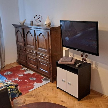 Lovely 1 Bedroom Apartment In City Centre, Sleeps 4 ! Turda Exterior foto