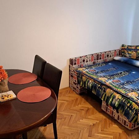 Lovely 1 Bedroom Apartment In City Centre, Sleeps 4 ! Turda Exterior foto