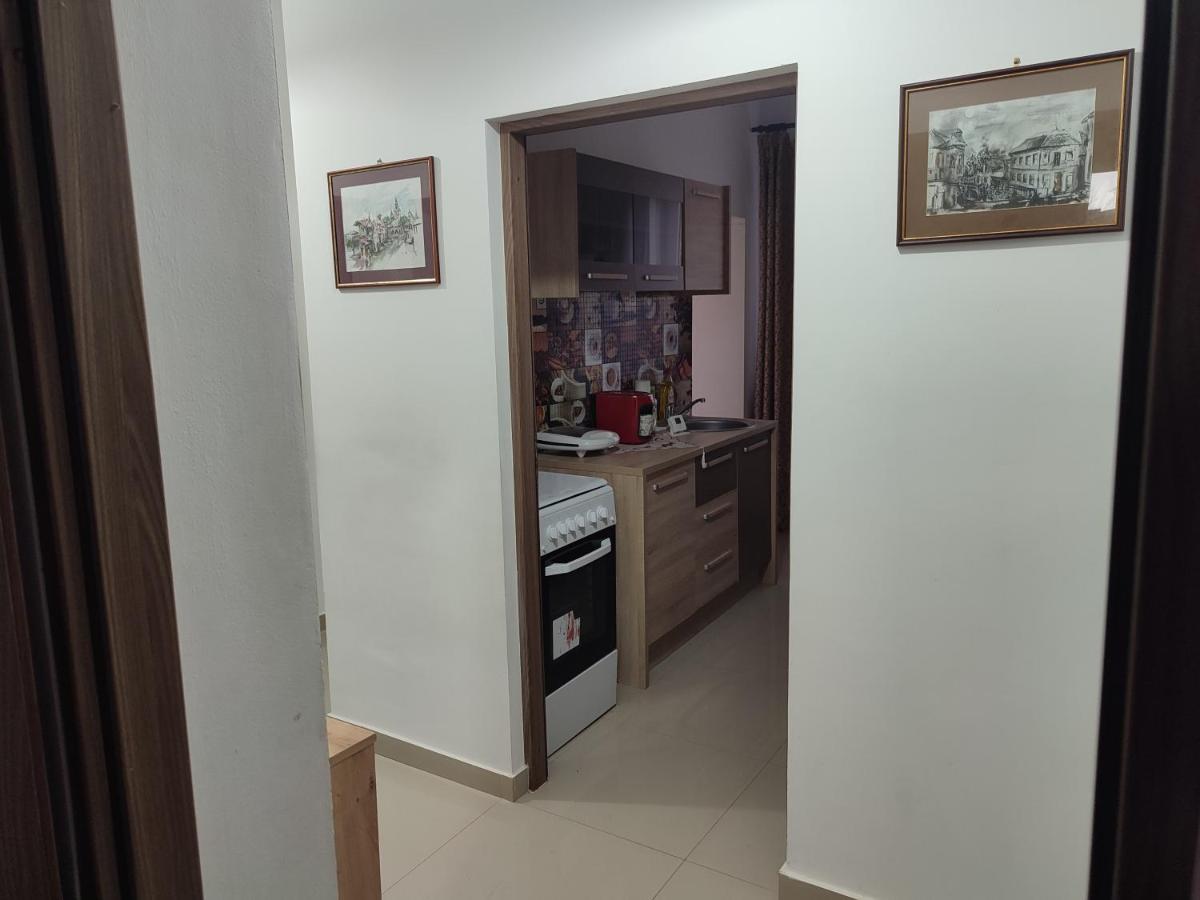 Lovely 1 Bedroom Apartment In City Centre, Sleeps 4 ! Turda Exterior foto