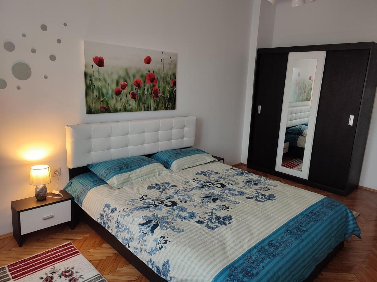 Lovely 1 Bedroom Apartment In City Centre, Sleeps 4 ! Turda Exterior foto
