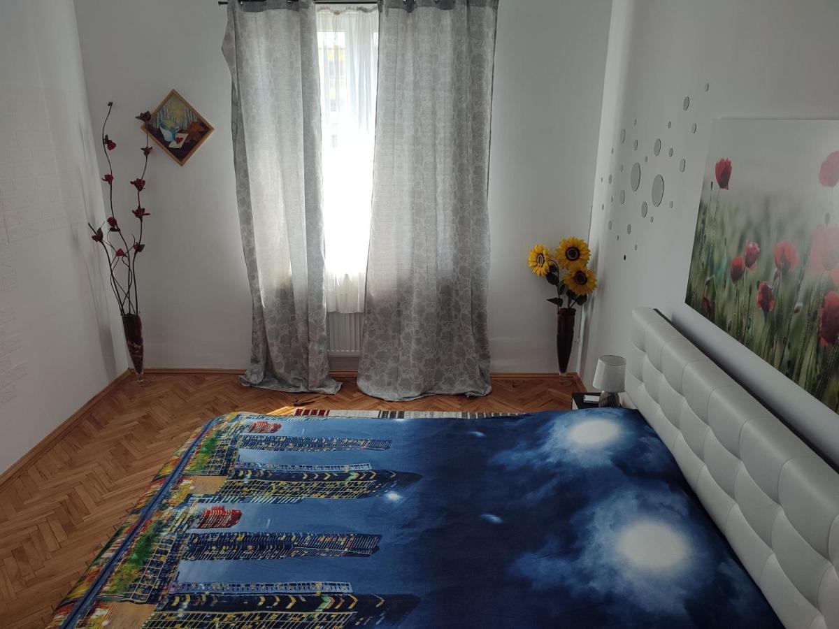 Lovely 1 Bedroom Apartment In City Centre, Sleeps 4 ! Turda Exterior foto