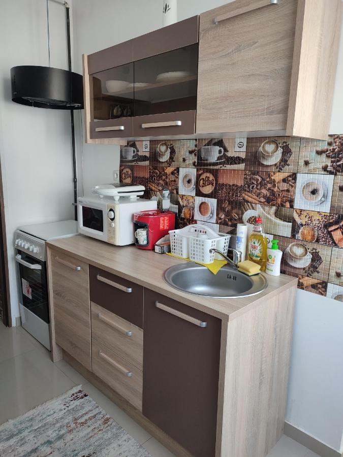 Lovely 1 Bedroom Apartment In City Centre, Sleeps 4 ! Turda Exterior foto