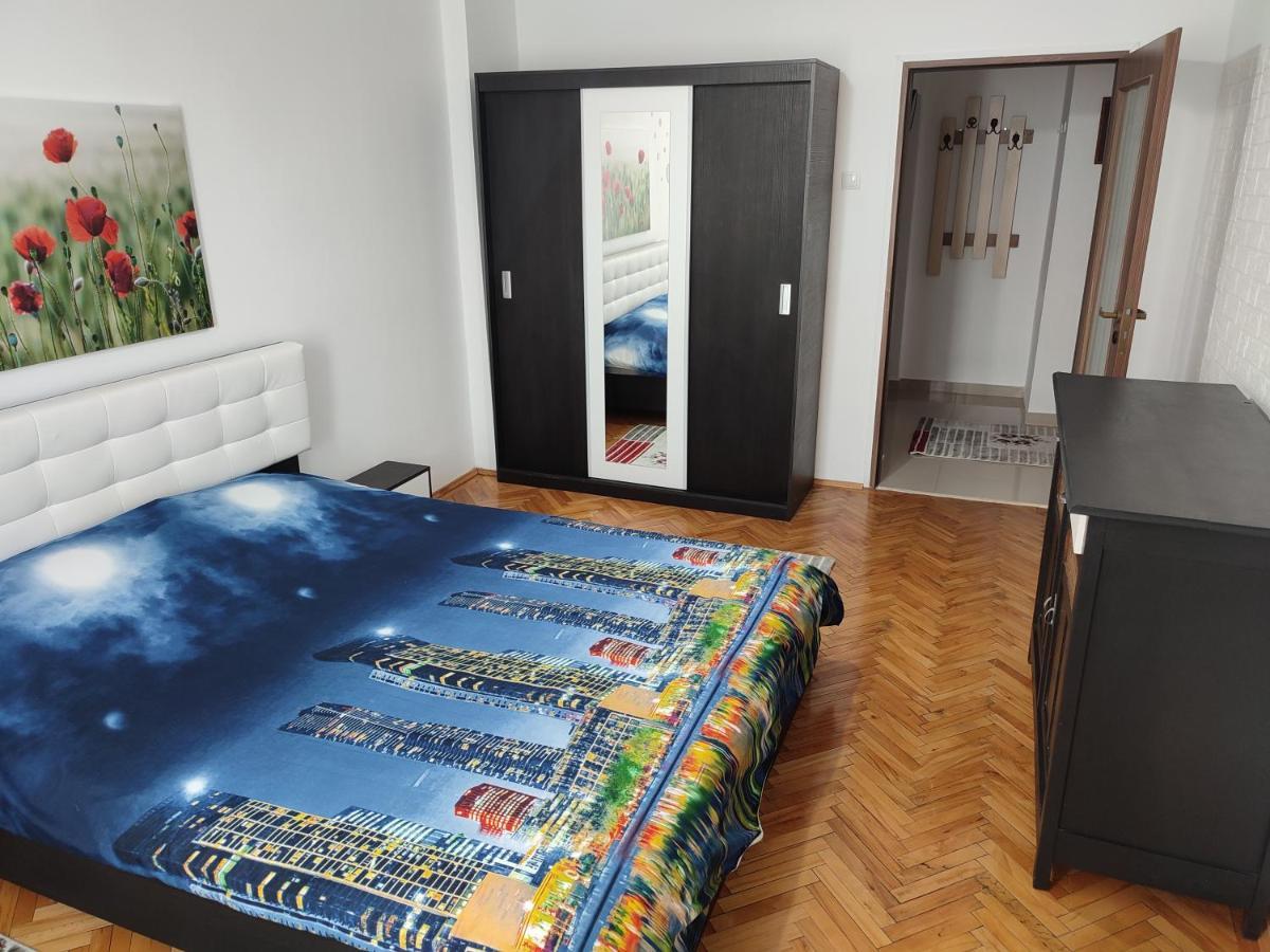 Lovely 1 Bedroom Apartment In City Centre, Sleeps 4 ! Turda Exterior foto