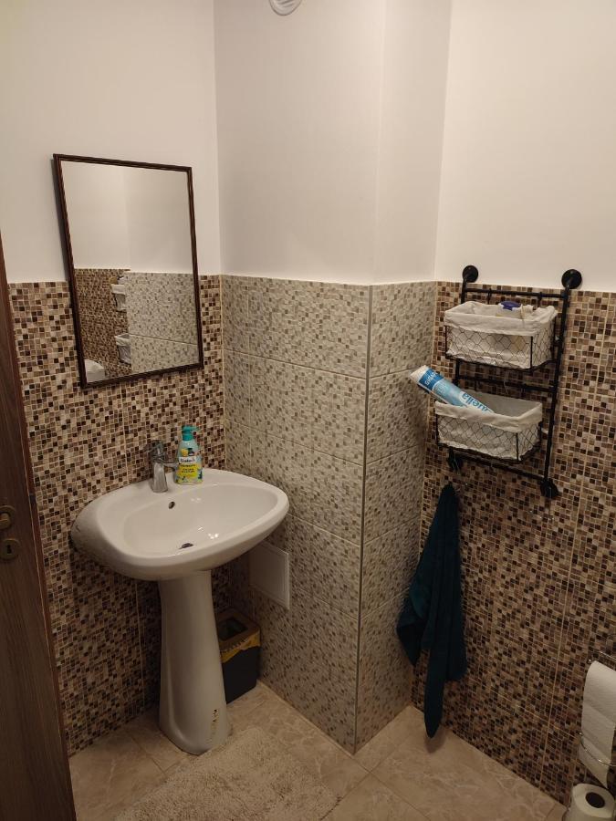 Lovely 1 Bedroom Apartment In City Centre, Sleeps 4 ! Turda Exterior foto