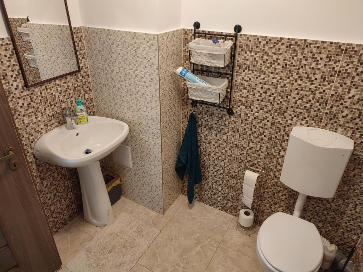 Lovely 1 Bedroom Apartment In City Centre, Sleeps 4 ! Turda Cameră foto