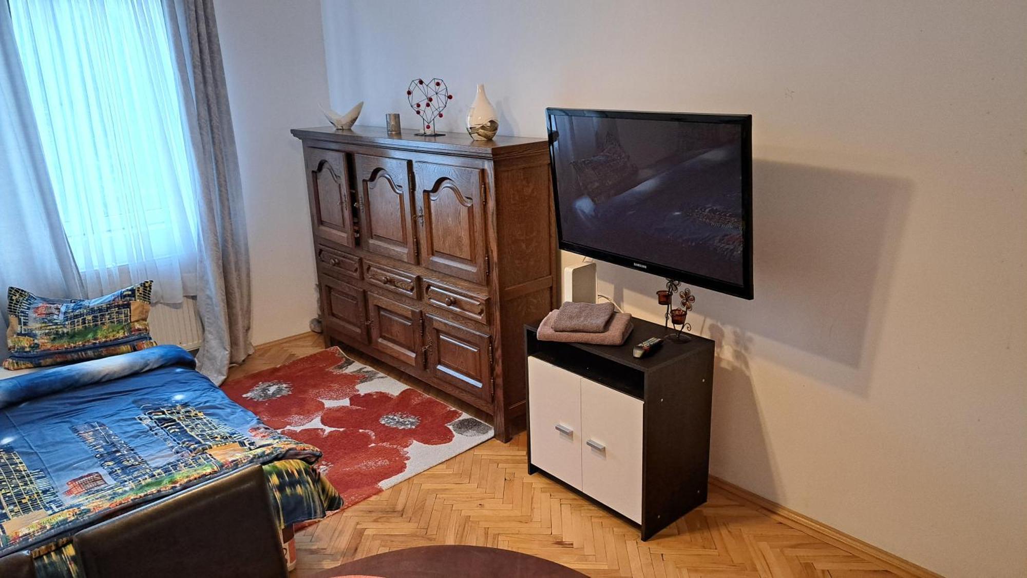 Lovely 1 Bedroom Apartment In City Centre, Sleeps 4 ! Turda Exterior foto