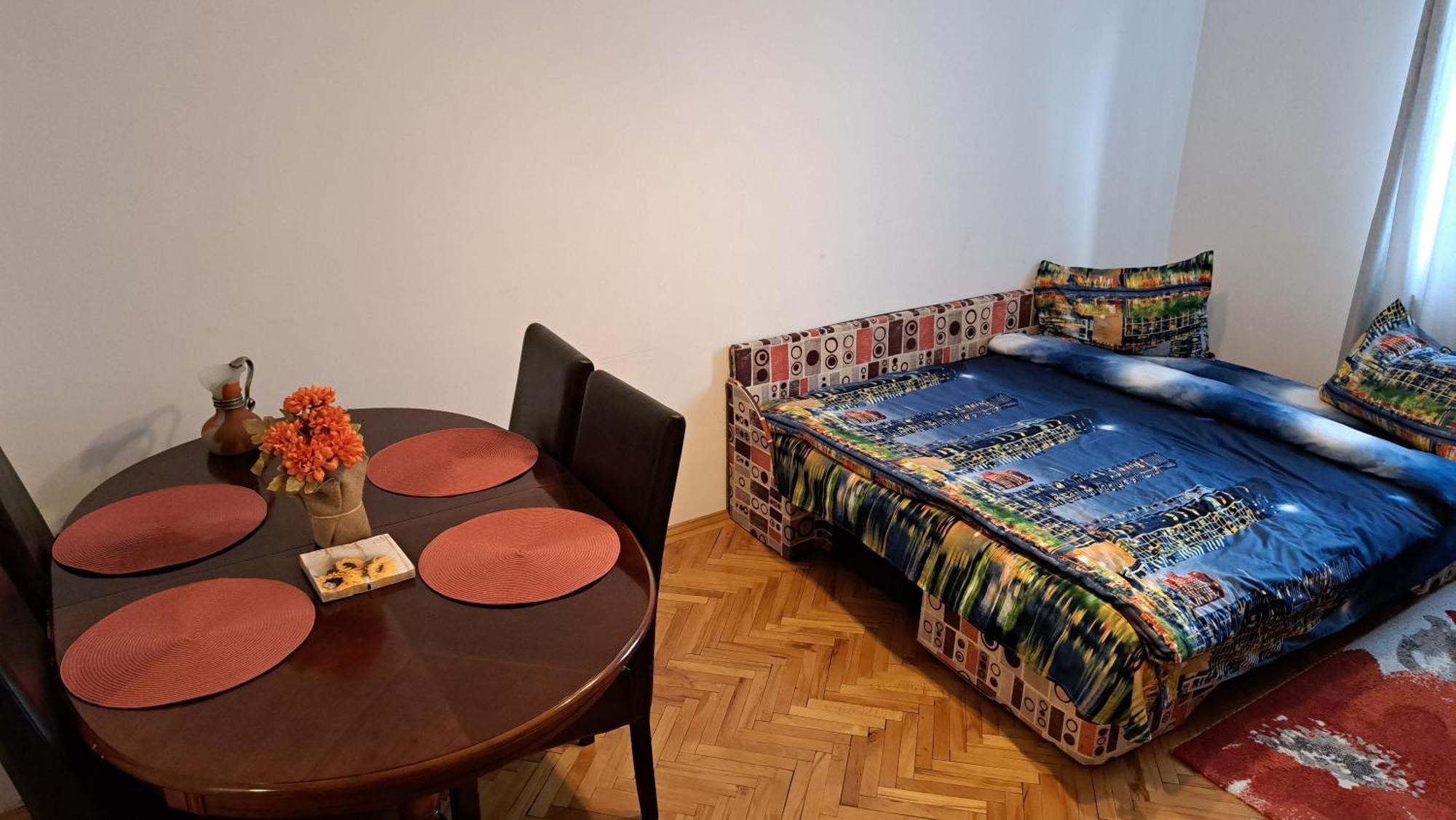 Lovely 1 Bedroom Apartment In City Centre, Sleeps 4 ! Turda Exterior foto